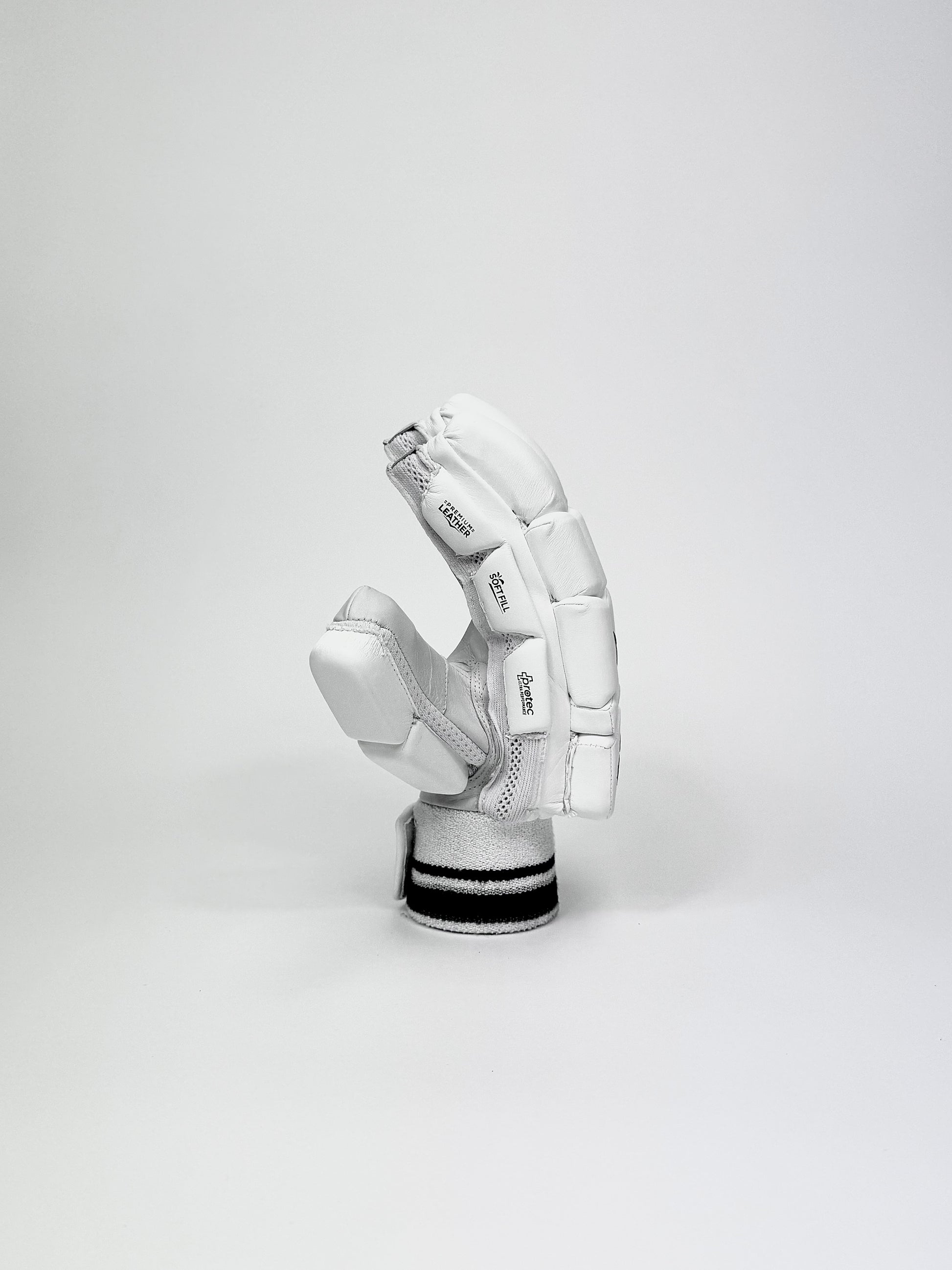 Side view showing ergonomic fit and side bar protection on Jet Edition gloves