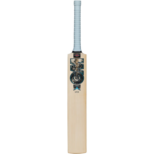 Front view of GM Diamond 606 Junior cricket bat with GM sticker visible
