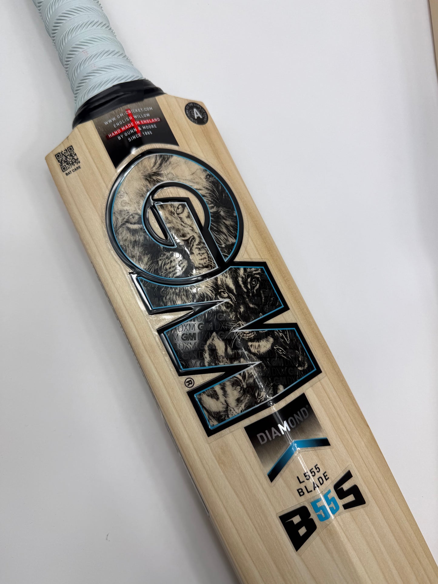 Full back view of GM Diamond bat with GM Now and grade markings