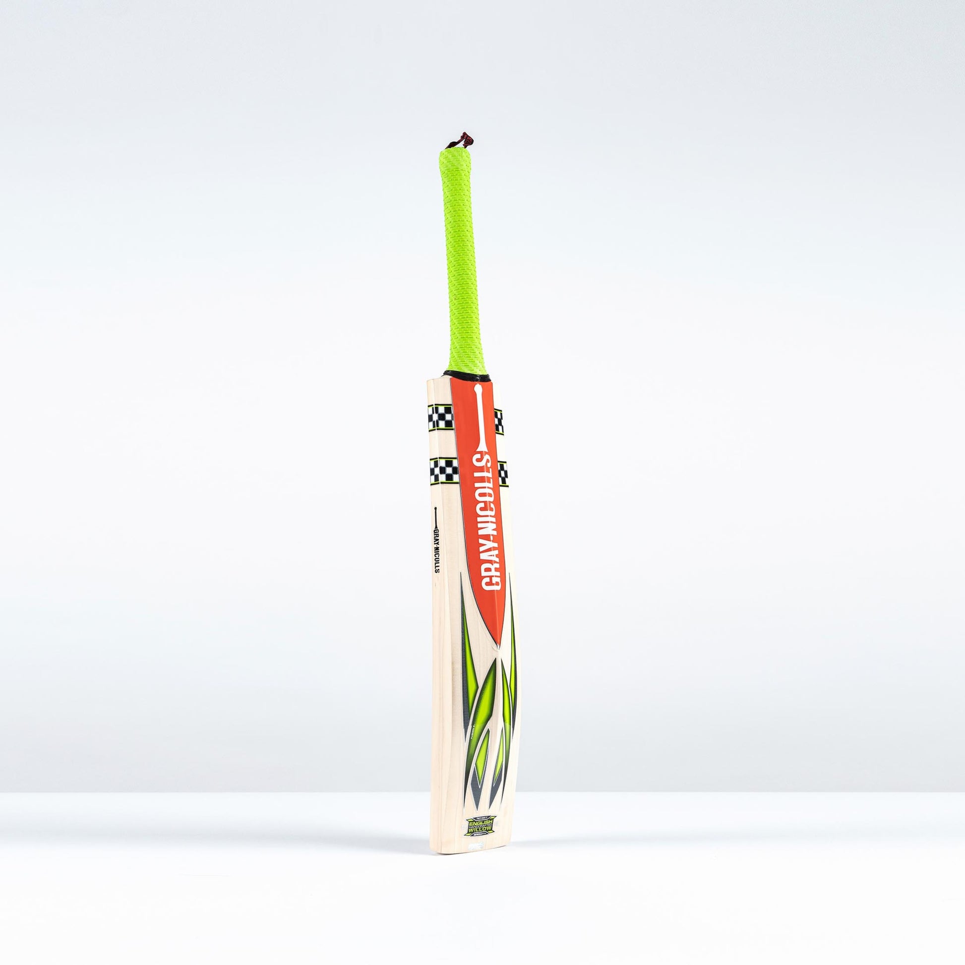 angled view of Gray Nicolls Fusion Pro bat highlighting profile and edges