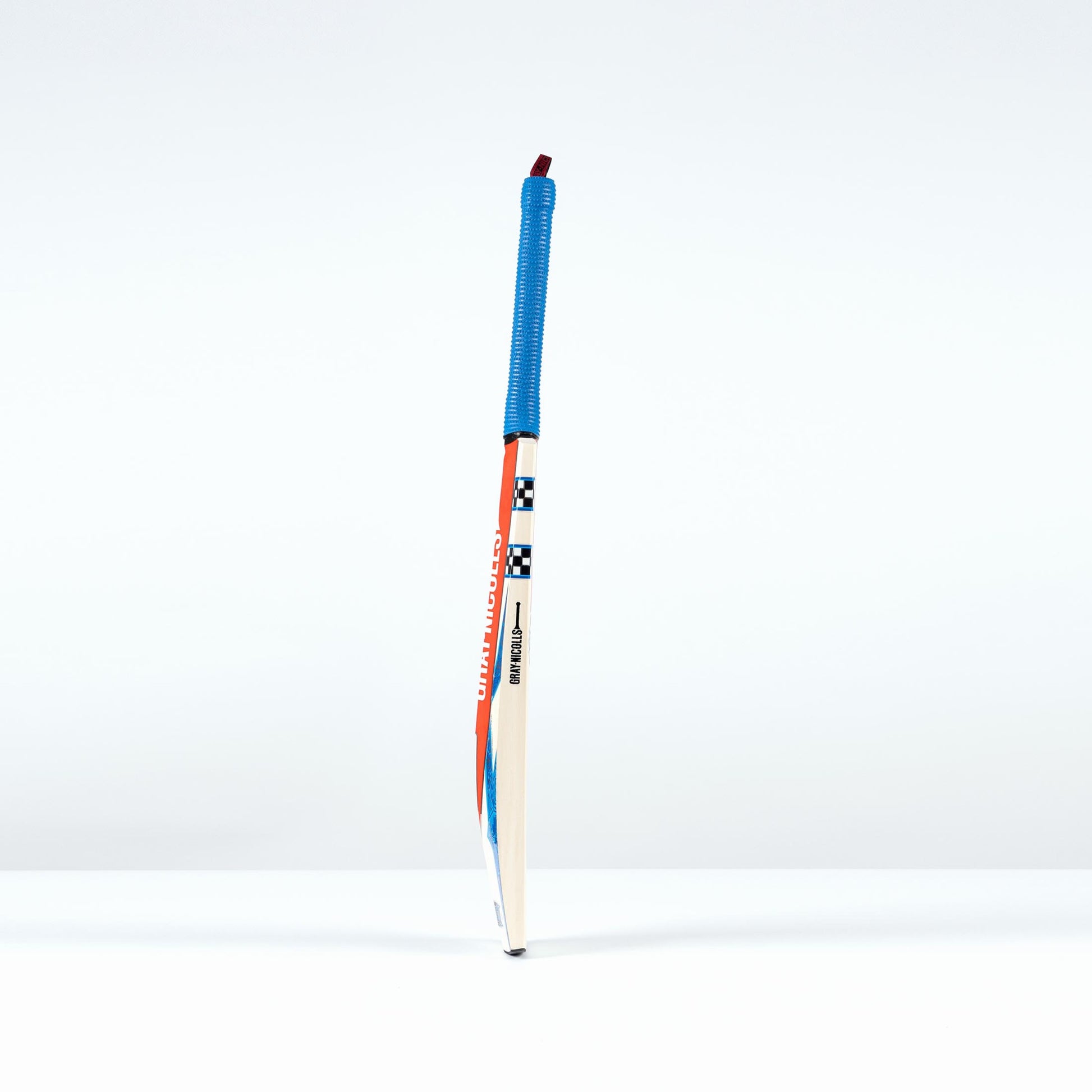 Side profile showing the blade shape and spine of the Gray Nicolls Havoc 1.0 Blast junior bat.