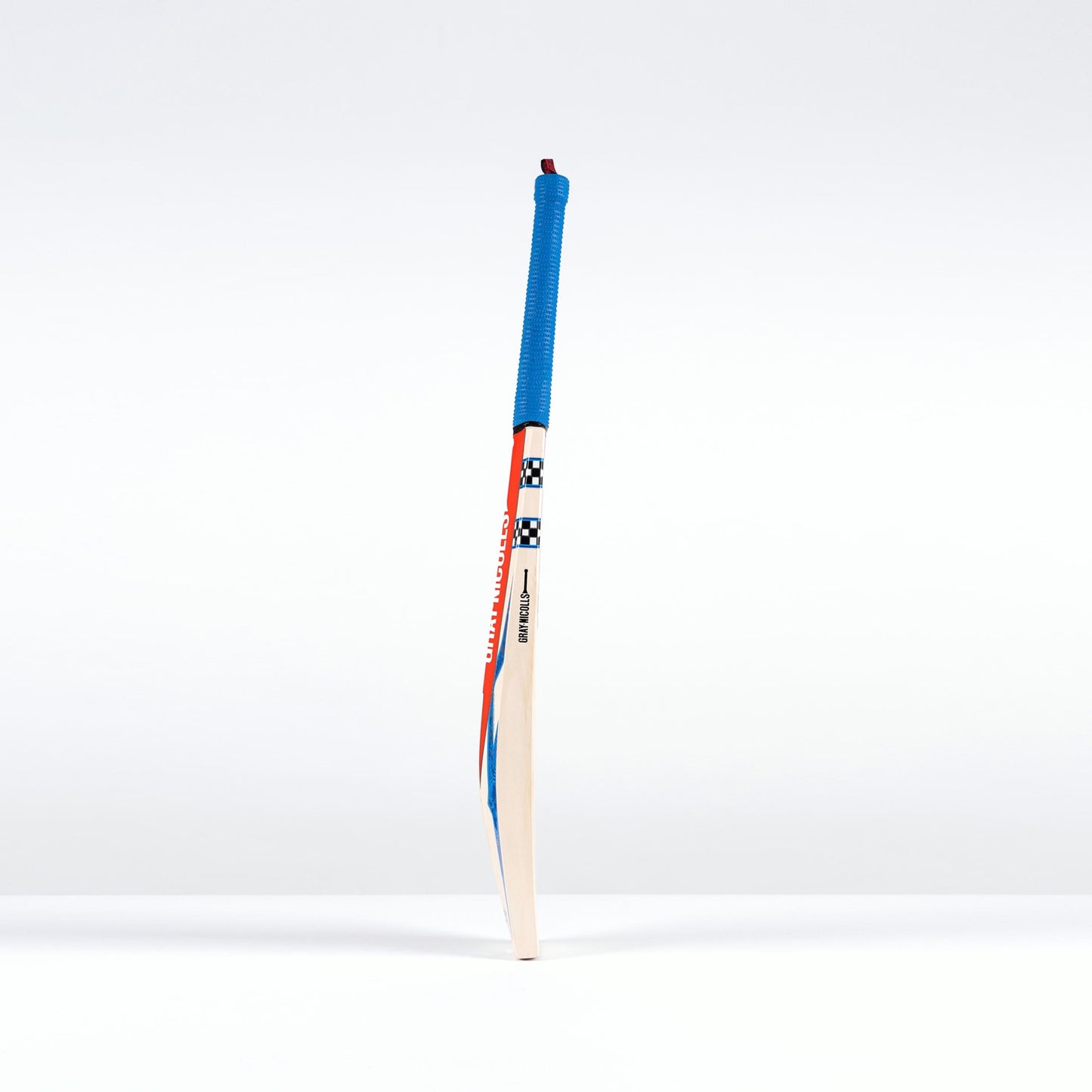 Side profile showing mid blade and curved spine of GN350 cricket bat