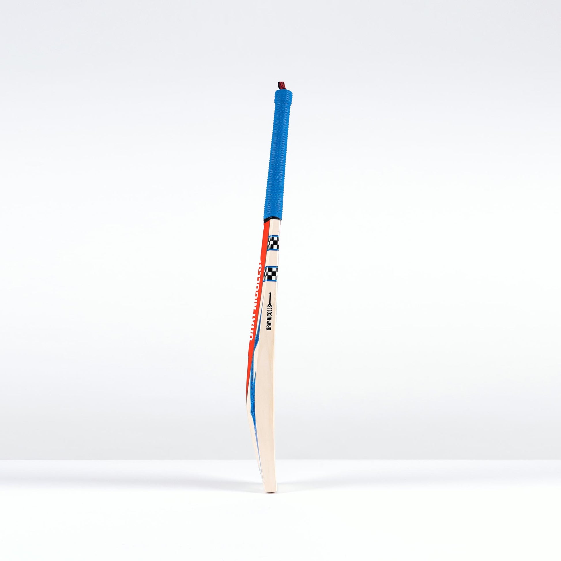 Side profile showing mid blade and curved spine of GN350 cricket bat