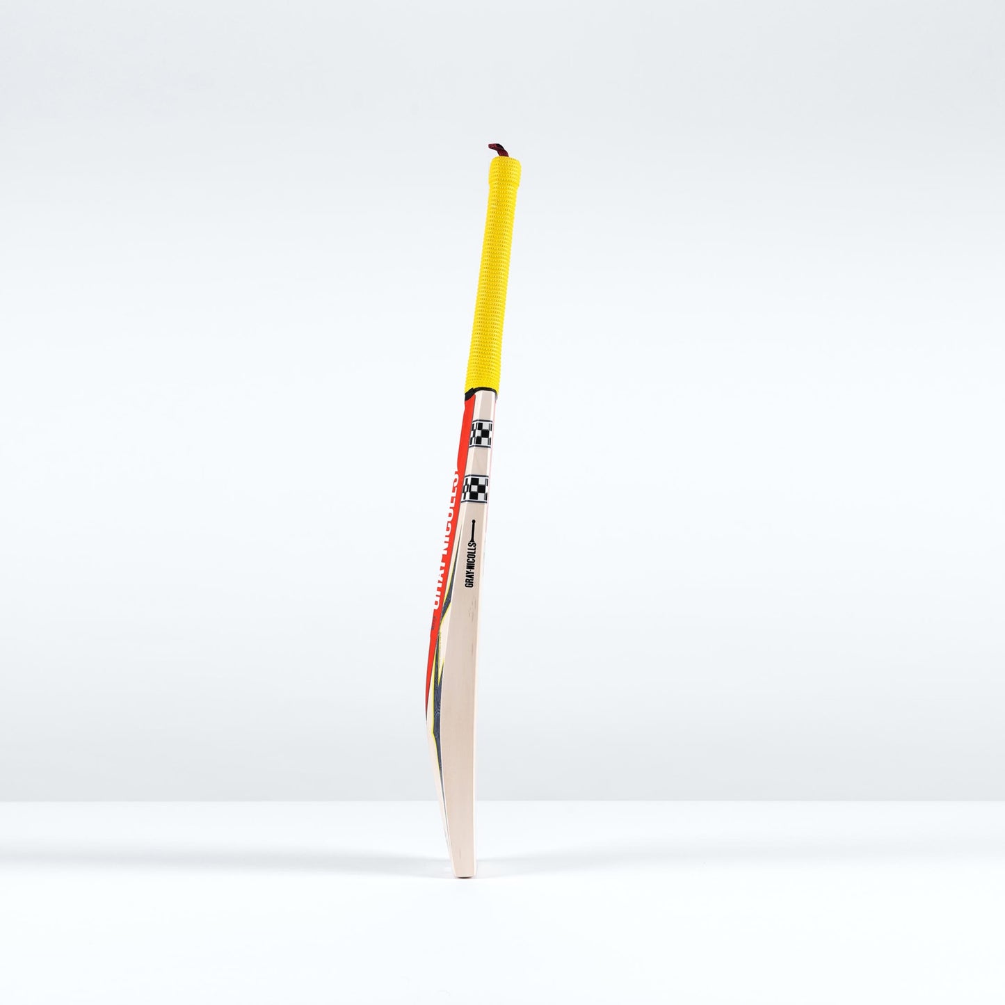 side view of Gray Nicolls Havoc HB317 GN550 bat showing mid bow and spine profile