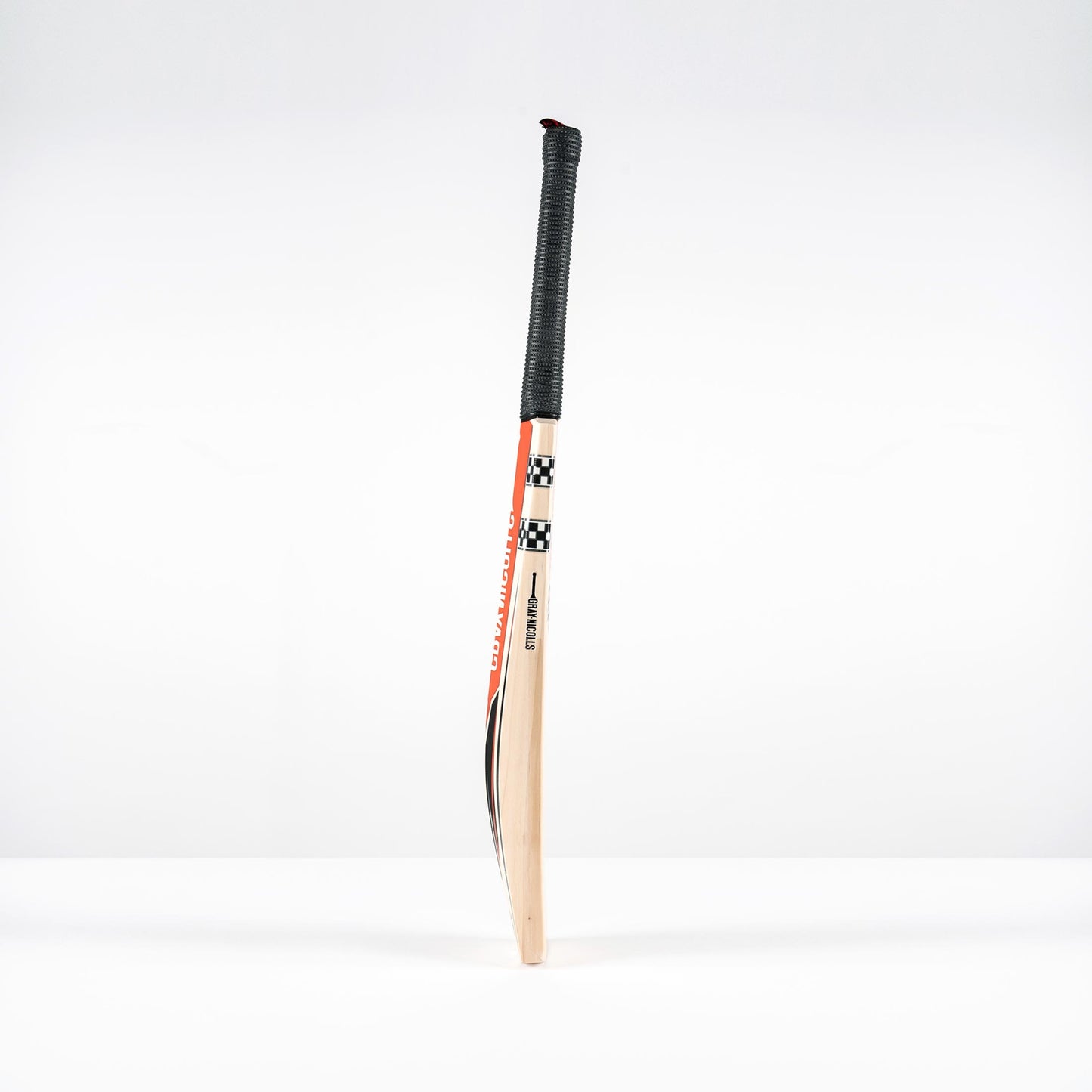 side view of Gray Nicolls Imperia Gen 1.0 600 Giant bat showing bow and thick edges