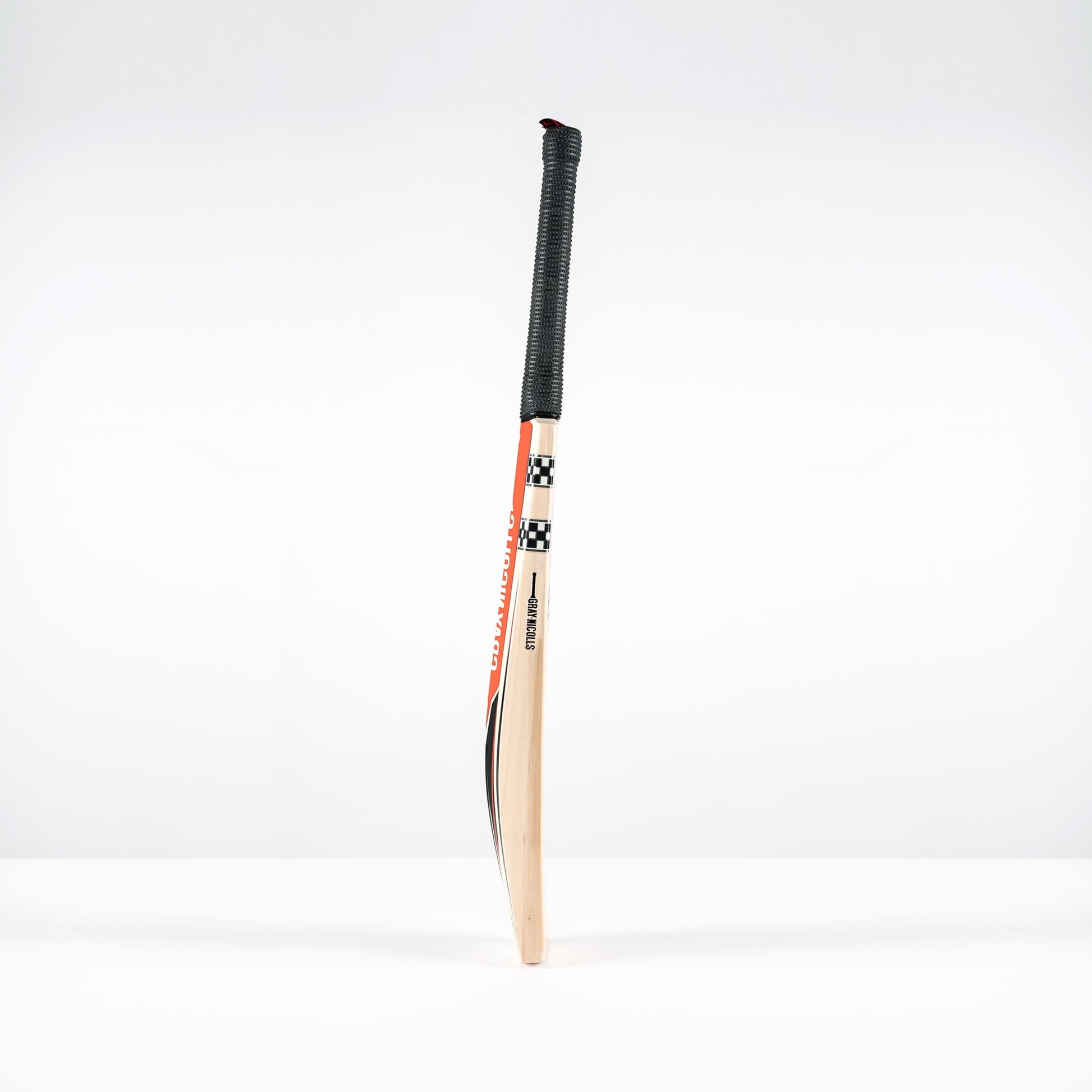 side view of Gray Nicolls Imperia Gen 1.0 600 Giant bat showing bow and thick edges