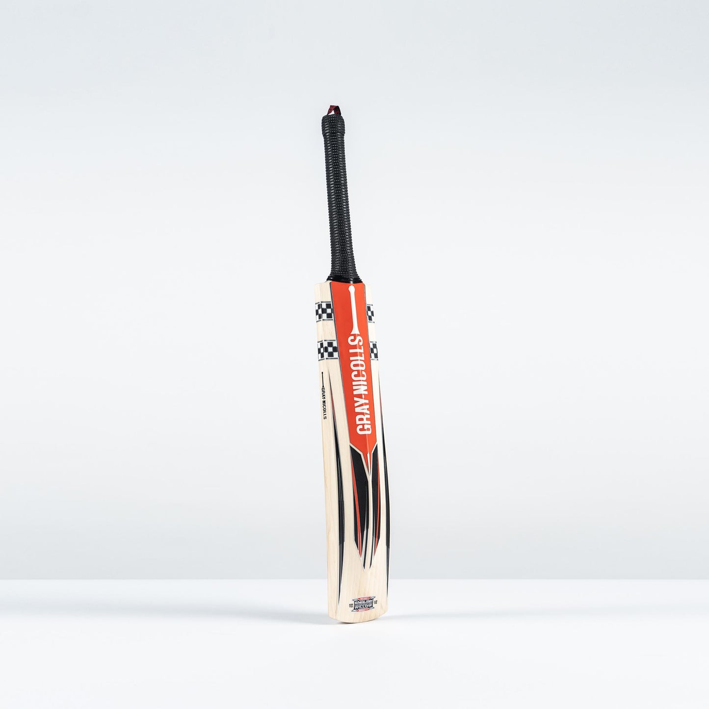 angled view of Gray Nicolls Imperia Gen 1.0 Players Edition bat highlighting edges and profile