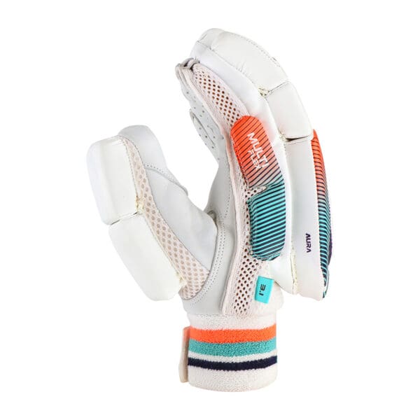 Side grip angle of Kookaburra Aura 3.1 Gloves 2025 with MULTI-FLEX protection zones and breathable mesh gusset